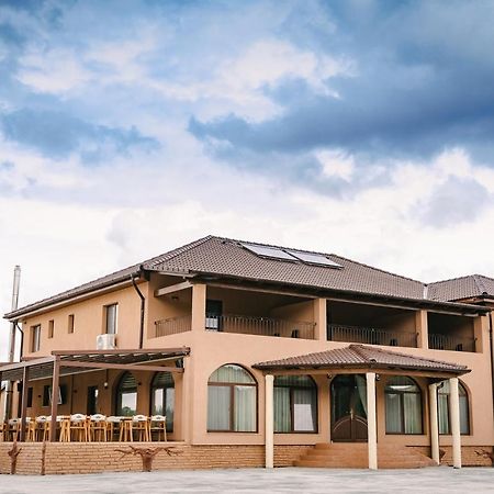 Pensiune-Restaurant Palace Carpinet 外观 照片