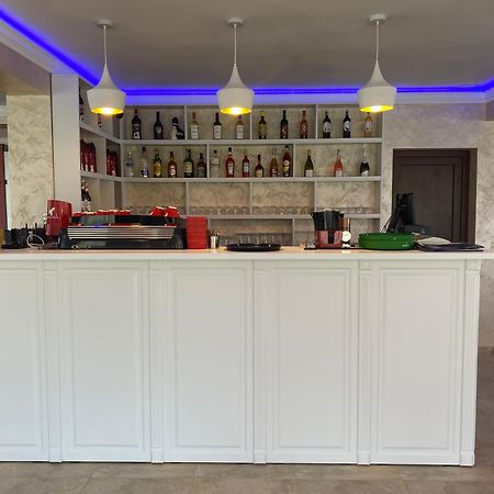 Pensiune-Restaurant Palace Carpinet 外观 照片