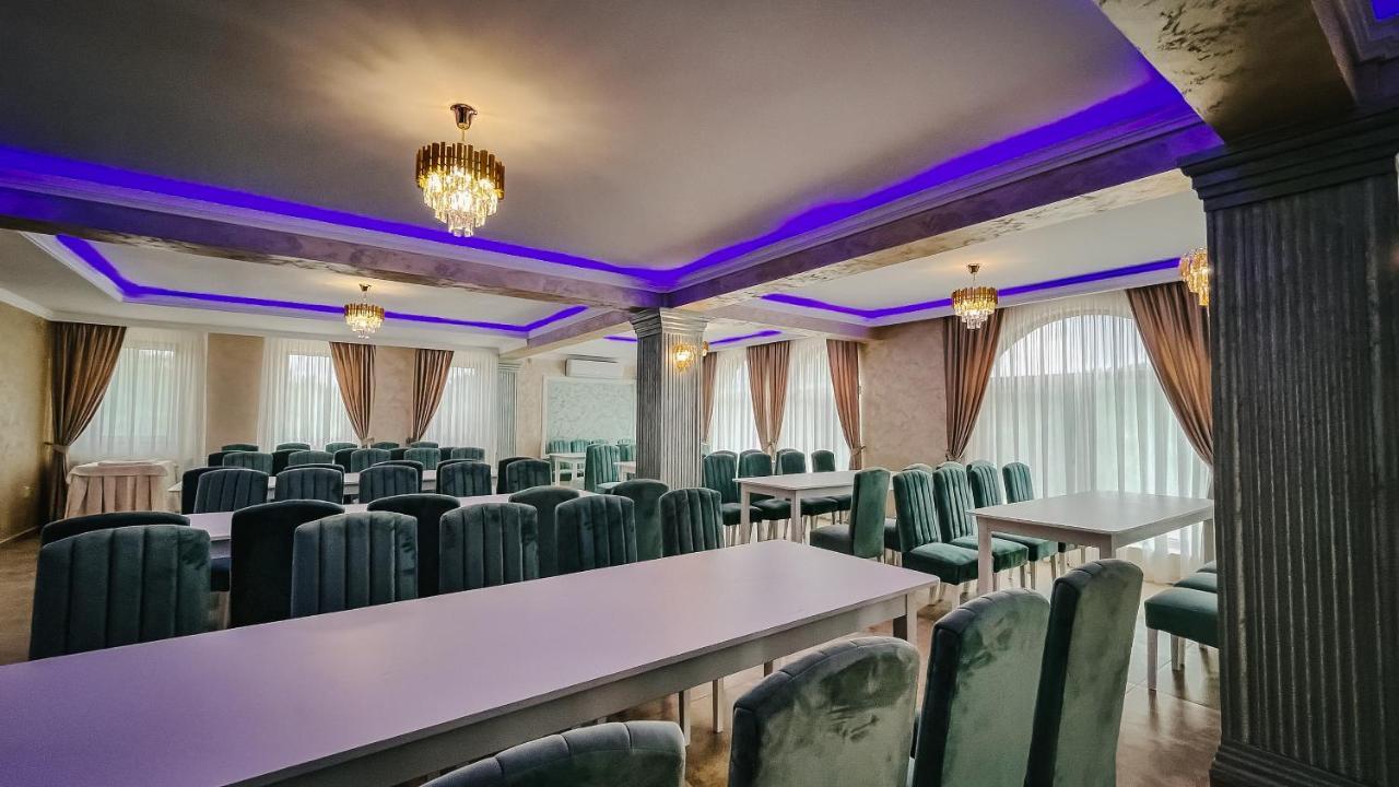 Pensiune-Restaurant Palace Carpinet 外观 照片