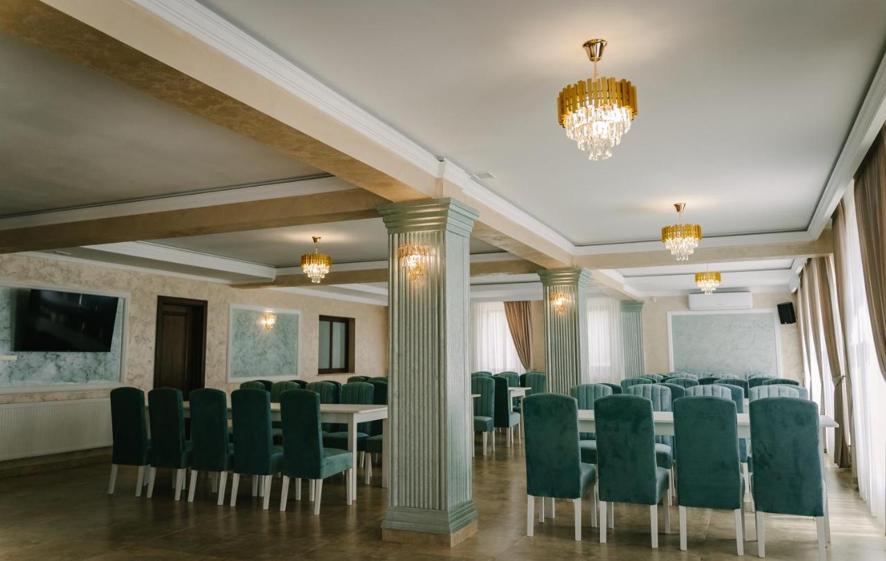 Pensiune-Restaurant Palace Carpinet 外观 照片