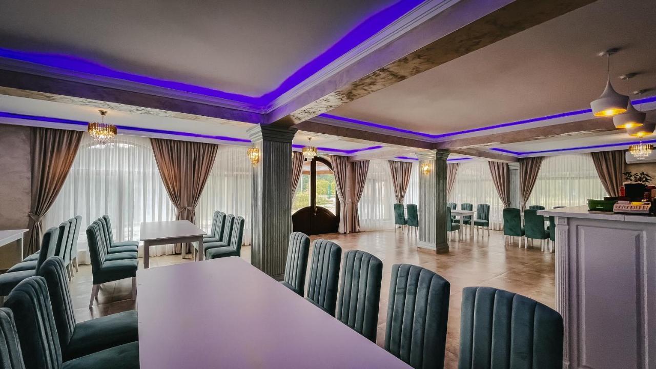 Pensiune-Restaurant Palace Carpinet 外观 照片