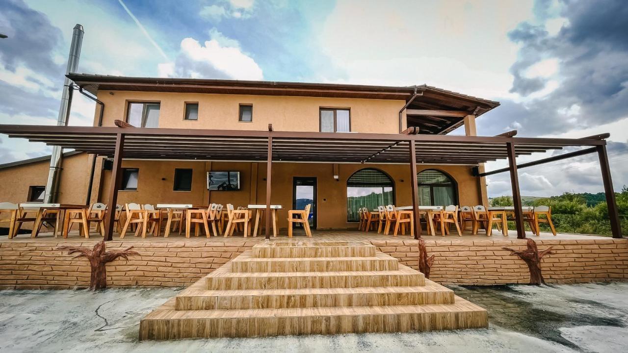 Pensiune-Restaurant Palace Carpinet 外观 照片